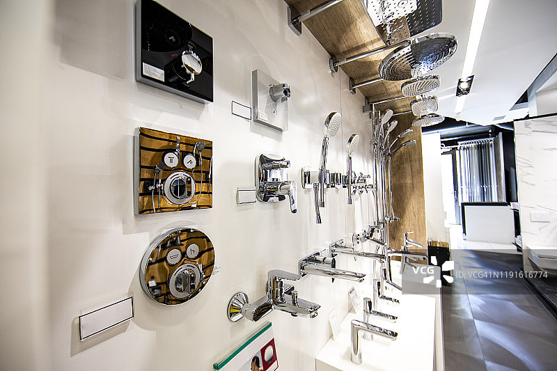 浴室和卫生间设备商店：水龙头和淋浴喷头展示图片素材