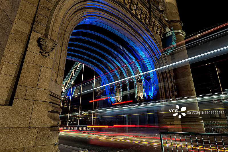 伦敦塔桥夜间交通灯轨迹图片素材