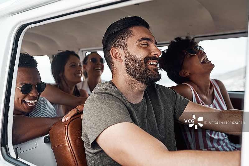 在新的乐趣体验中培养友谊图片素材