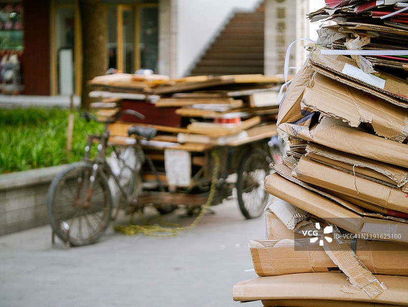 装满纸板的货运三轮车图片素材