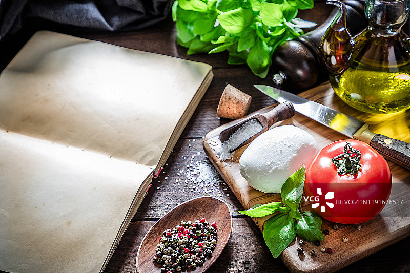 准备卡普雷塞沙拉的食材图片素材