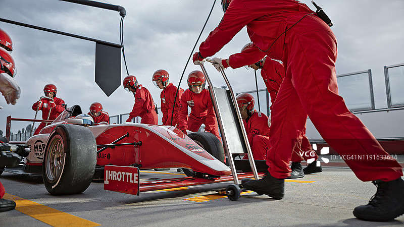 维修站工作人员在维修站工作图片素材