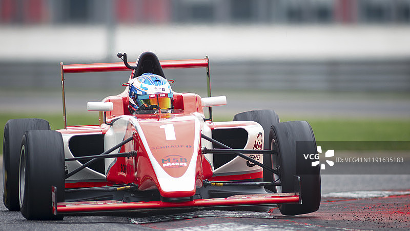 男人驾驶赛车图片素材