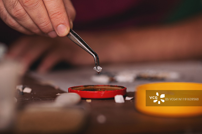 制作马赛克的艺术家图片素材