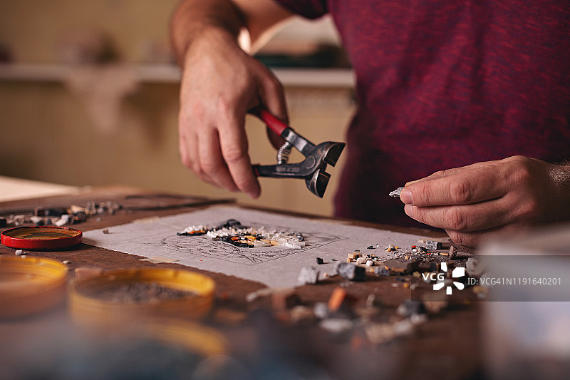 制作马赛克的艺术家图片素材