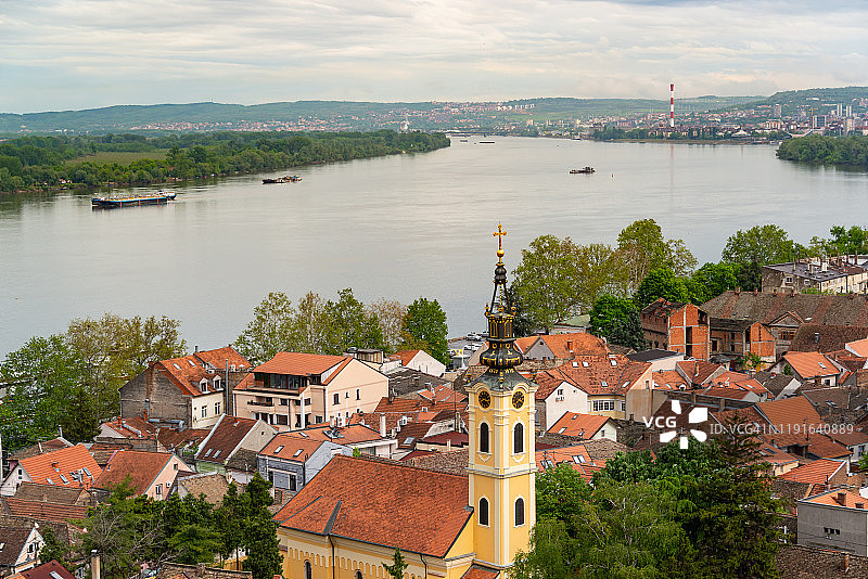 从加尔多斯千年塔俯瞰泽蒙镇、多瑙河、萨瓦河河口、战争岛和贝尔格莱德天际线的全景照片图片素材