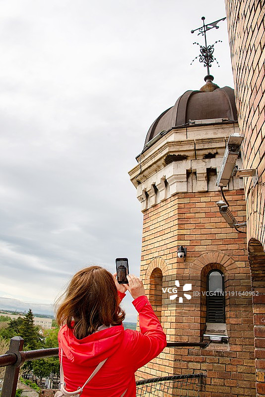 在塞尔维亚贝尔格莱德拍照的女人图片素材