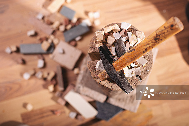 制作马赛克的艺术家图片素材