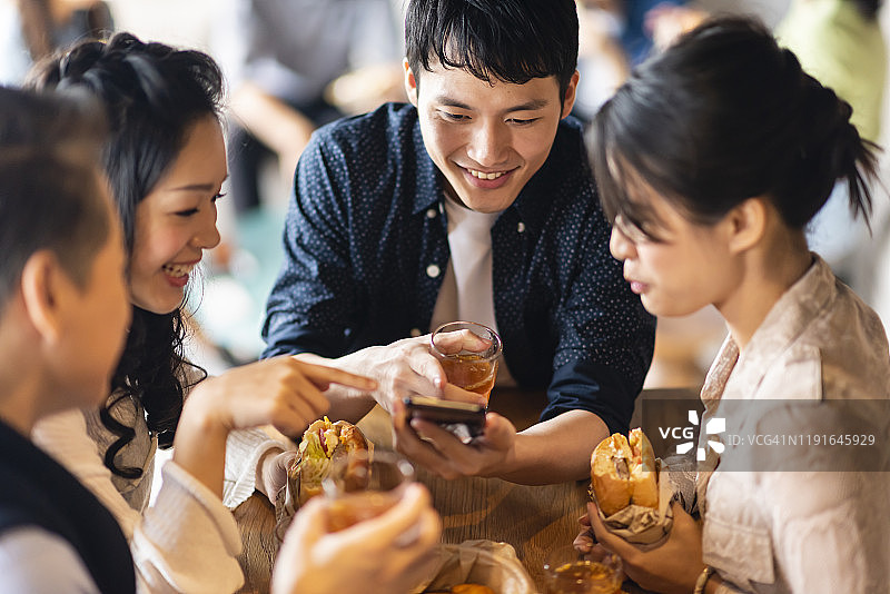 公司聚餐：员工在联合办公室内共进午餐图片素材