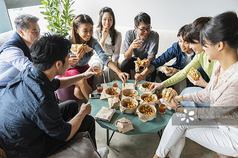 公司聚餐：员工在联合办公室内共进午餐图片素材