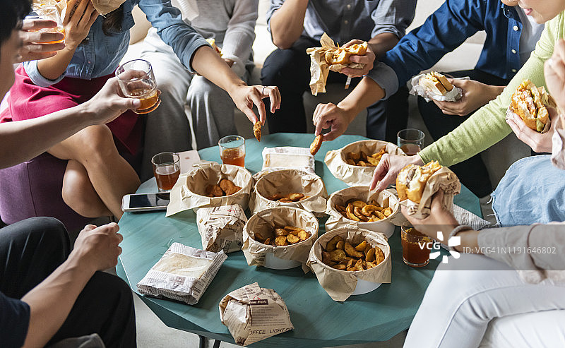 公司聚餐：员工在联合办公室内共进午餐图片素材