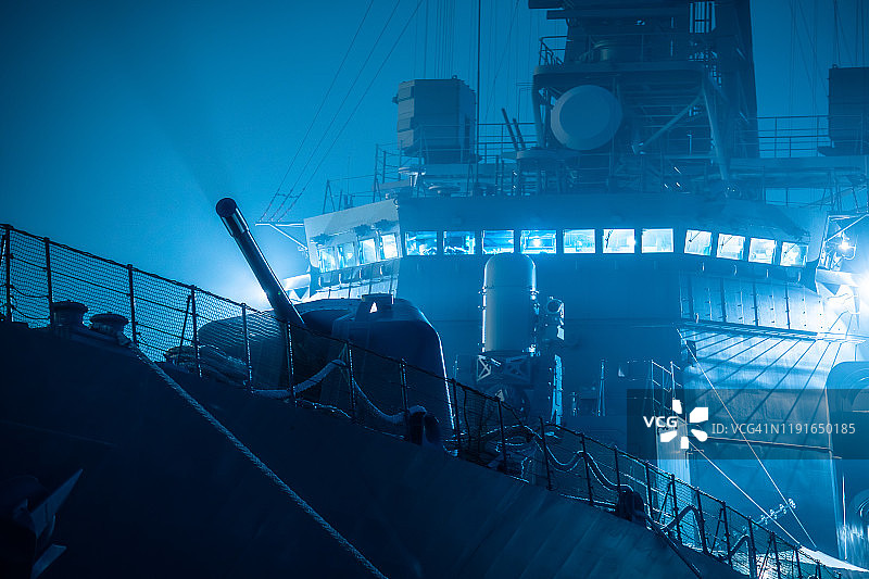 雾中的护卫舰图片素材