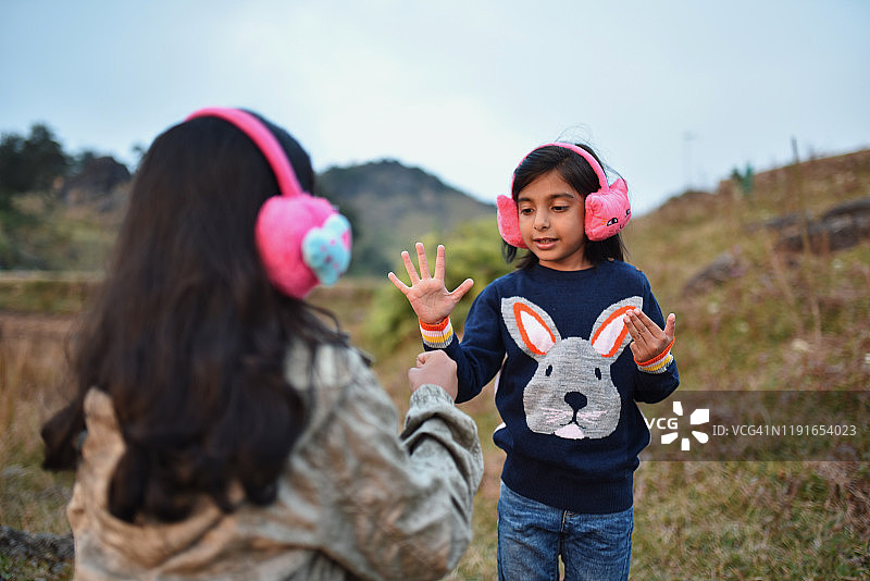 两个女孩玩手部游戏图片素材