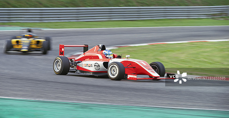 司机驾驶赛车图片素材