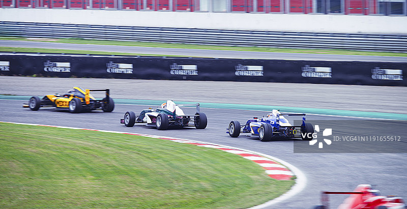 赛车在赛道上行驶图片素材