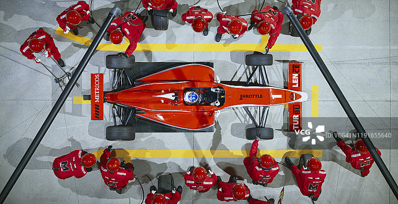 维修站工作人员在维修站工作图片素材