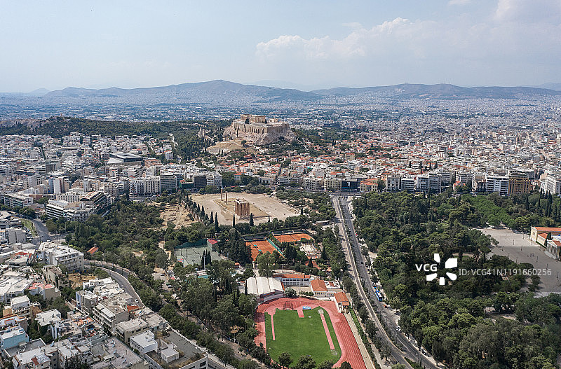 雅典卫城北侧、菲洛帕普山、奥林匹亚宙斯神庙的无人机航拍图片素材