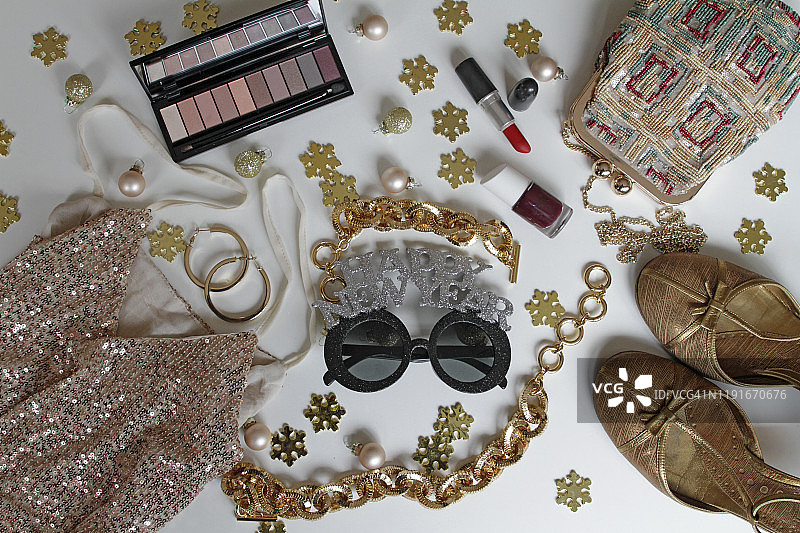 穿着凉鞋和配饰的新年除夕女装图片素材