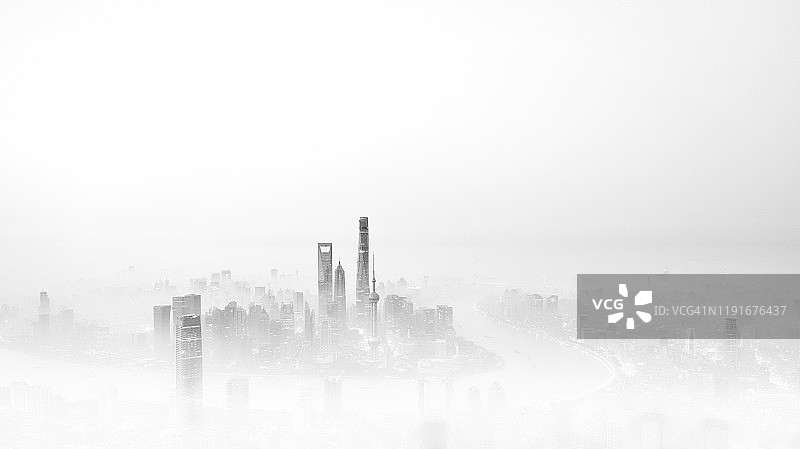 云雾中的上海图片素材