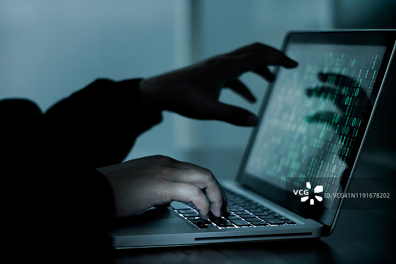 黑客在显示器上操作二进制代码图片素材