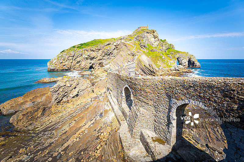 西班牙巴斯克地区加兹特鲁加特岛圣胡安，小岛和桥梁景观，带文本空间图片素材