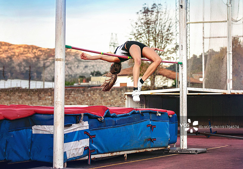 用优美技术跳过高杆的青少年女孩图片素材
