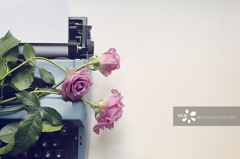 打字机和粉色玫瑰图片素材