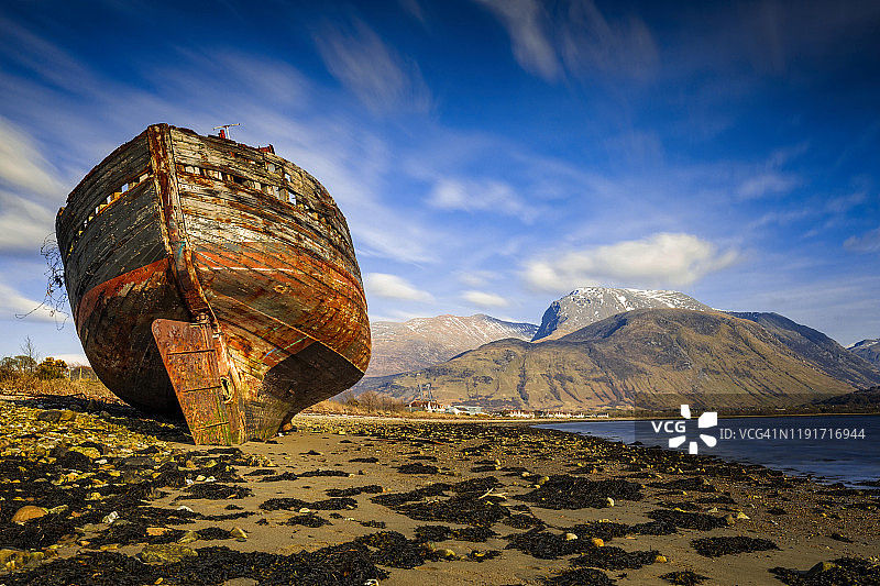 苏格兰威廉堡附近的老沉船，背景是本尼维斯山图片素材