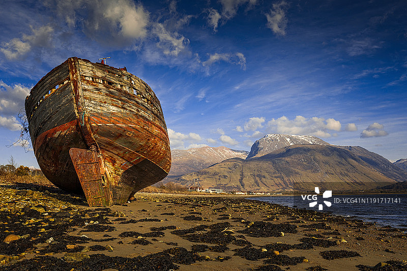 苏格兰威廉堡附近的老沉船，背景是本尼维斯山图片素材