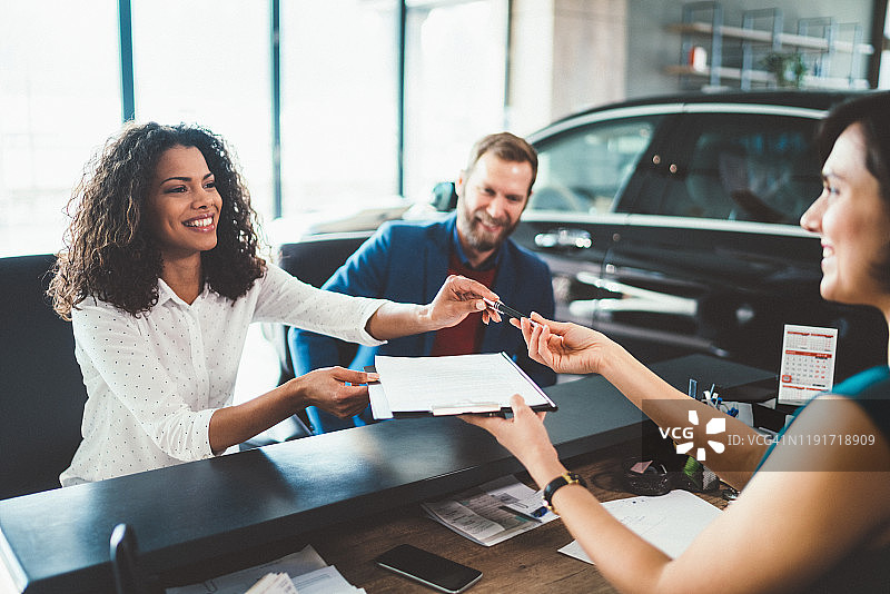 情侣在展厅购买新车图片素材