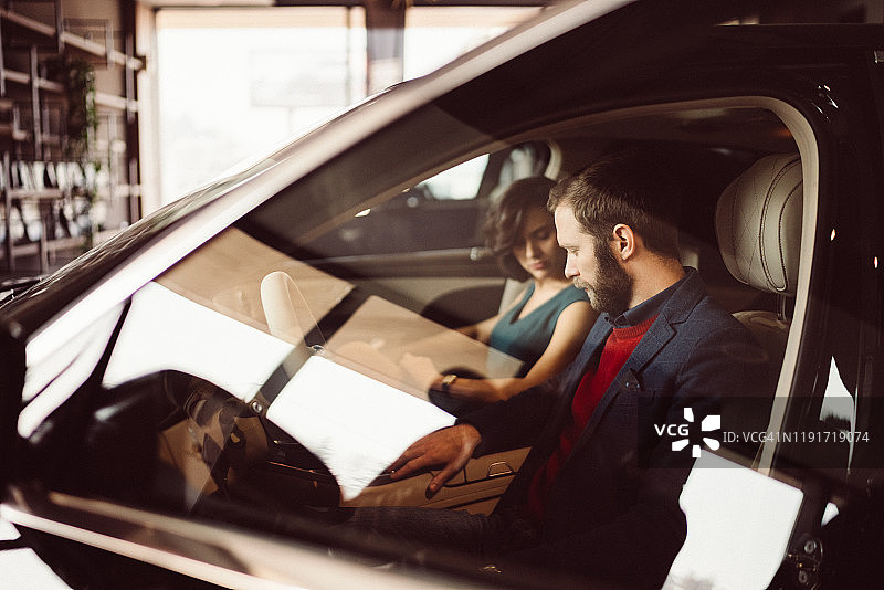 情侣测试新车图片素材