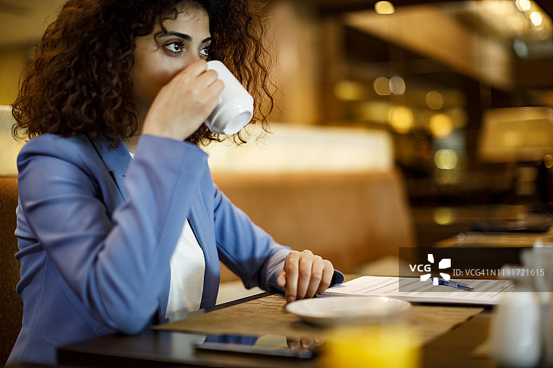 女商人在咖啡馆喝咖啡图片素材