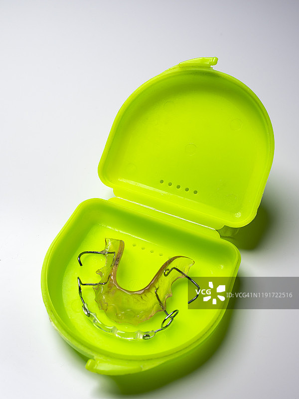 绿色盒子中的透明牙齿矫正器图片素材