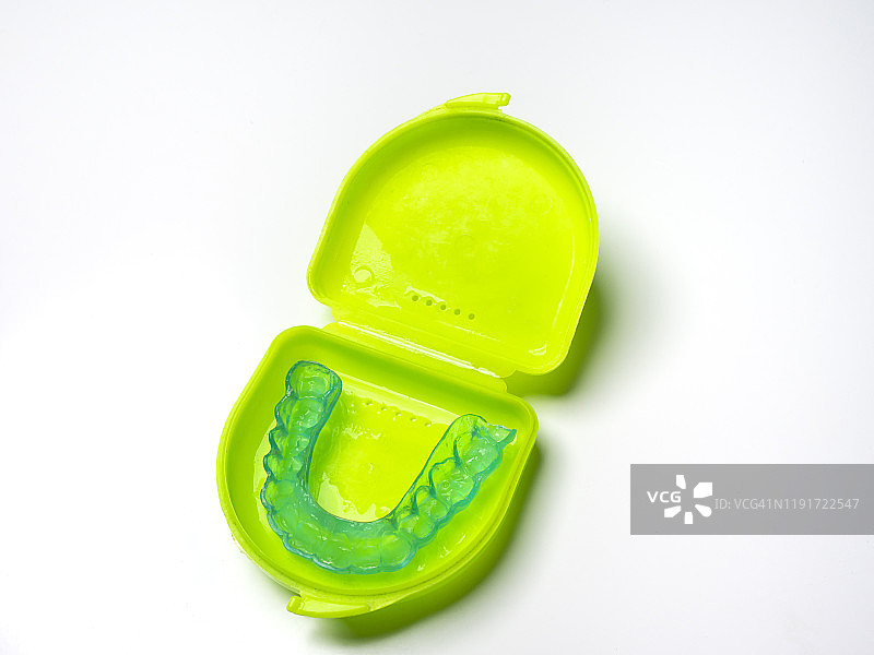 绿色盒子中的透明牙齿矫正器图片素材