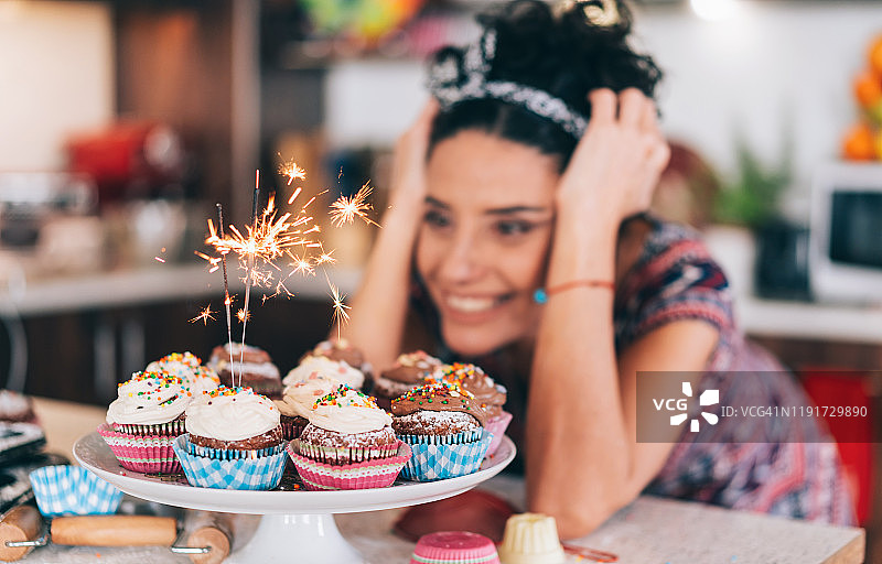 糕点师拿着生日纸杯蛋糕图片素材