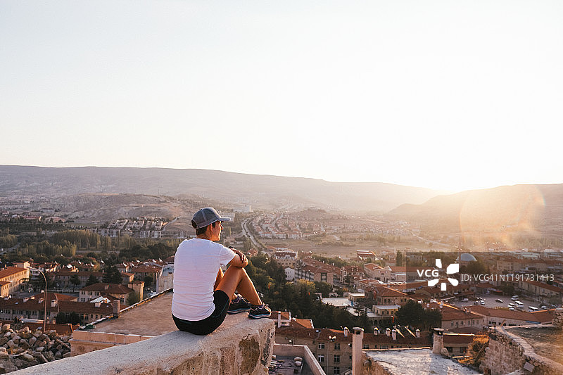 欣赏土耳其城市日出的女游客图片素材