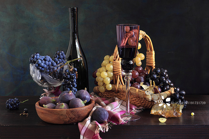 葡萄、无花果和红酒图片素材