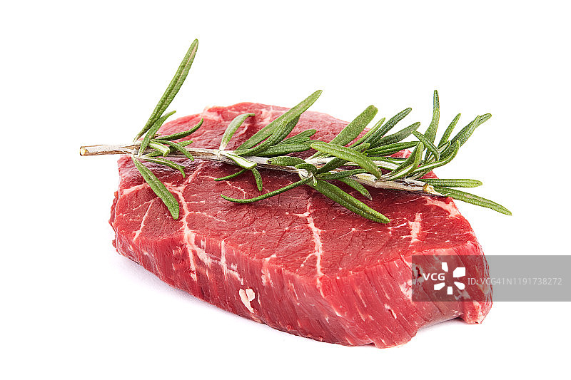 新鲜生肉与迷迭香，白色背景。图片素材