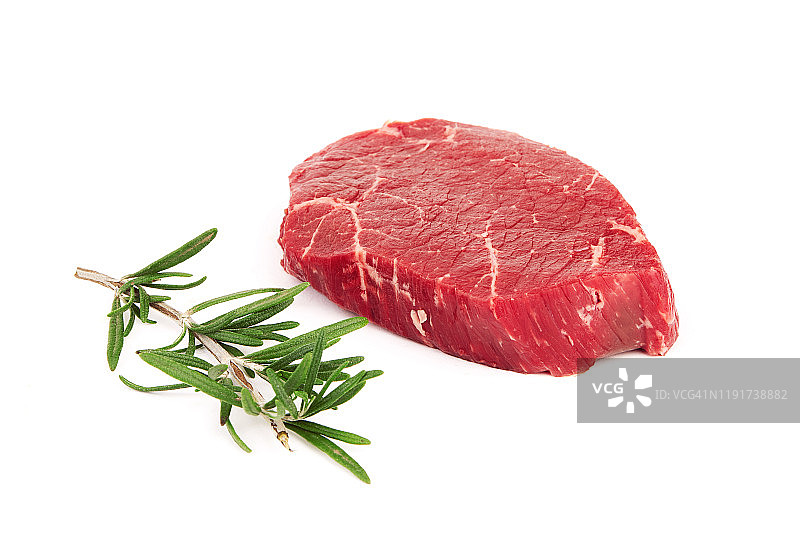 新鲜生肉与迷迭香，白色背景。图片素材