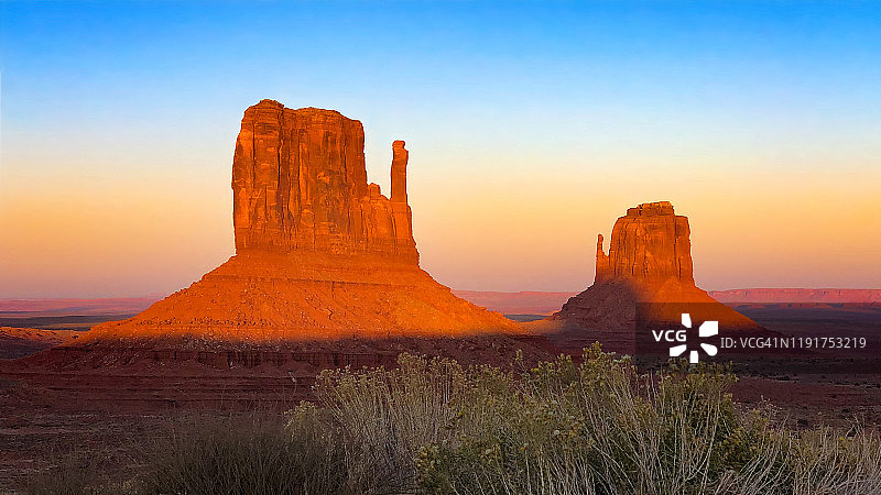 亚利桑那州纪念碑谷纳瓦霍部落公园东西手套山丘的日落图片素材