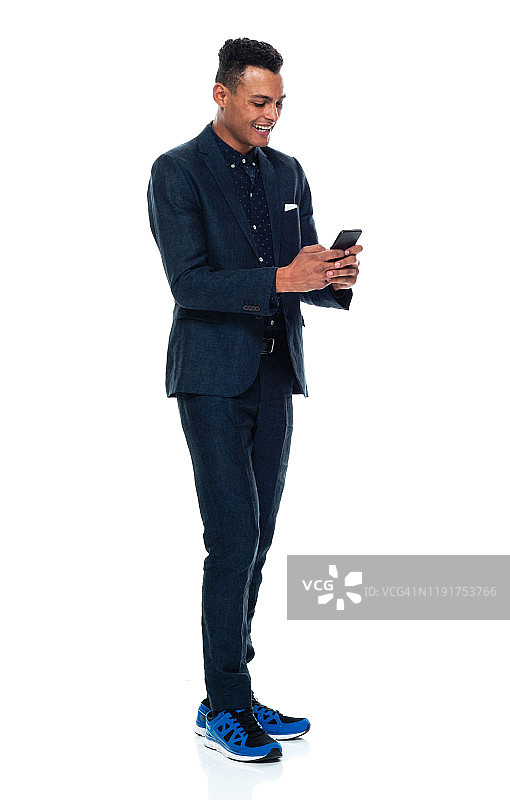 全身/侧视图/侧面视图/一人/一人20-29岁成年英俊的人黑发/短发非洲裔/非裔人种男性/年轻人商人/商人穿着西装站着图片素材