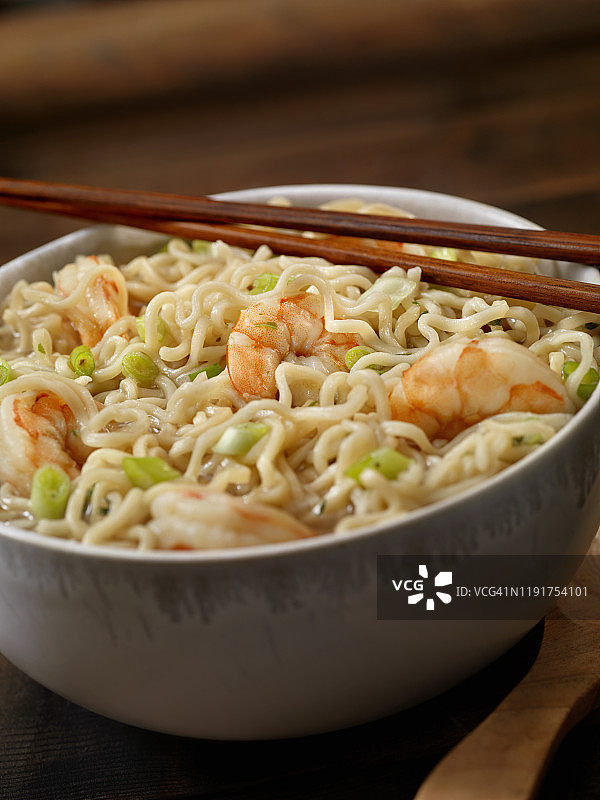 配青葱的鲜虾拉面图片素材