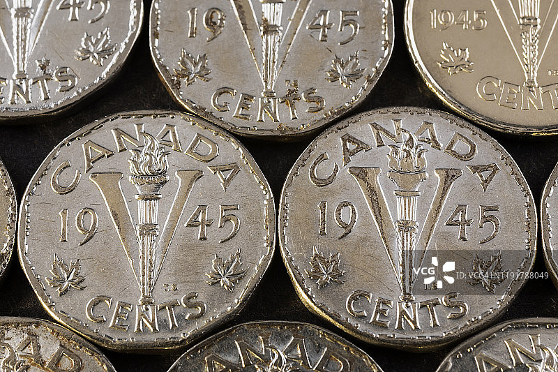 成排的1944年和1945年加拿大5分胜利硬币图片素材