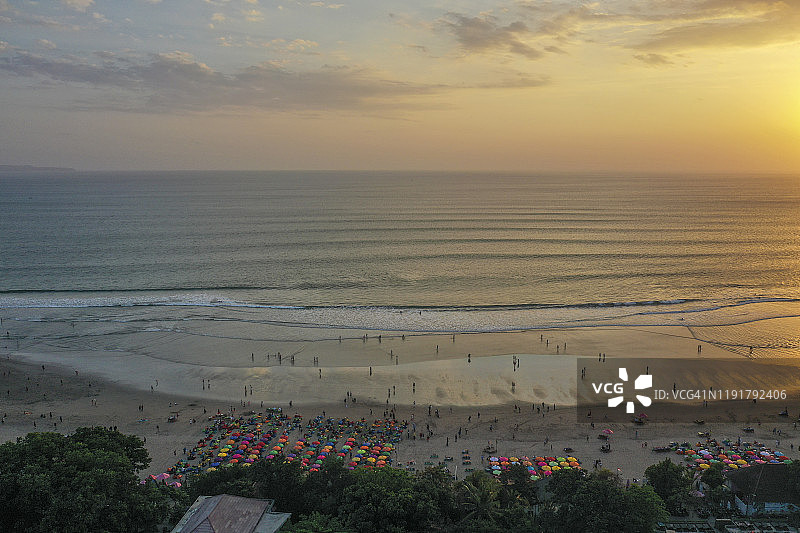 印度尼西亚巴厘岛库塔塞米亚克黑沙滩的最佳鸟瞰图图片素材