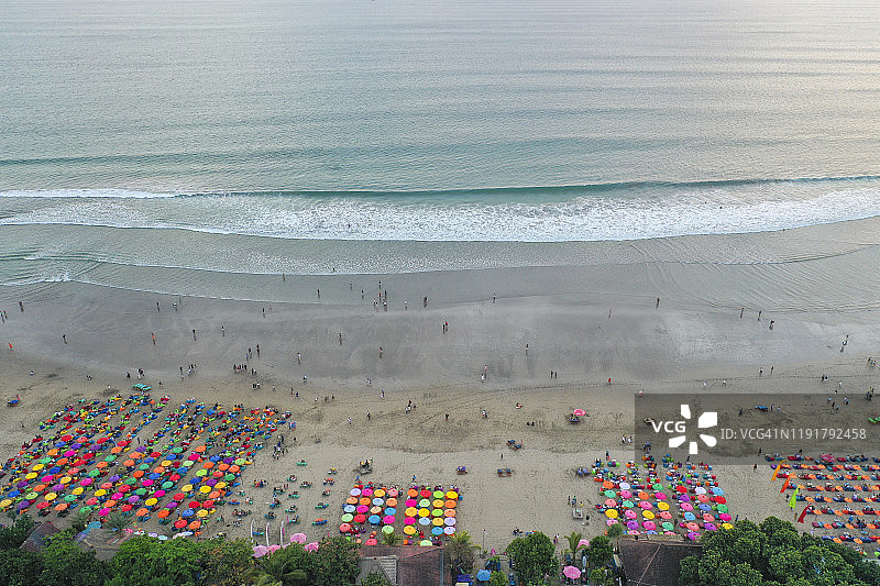 印度尼西亚巴厘岛库塔塞米亚克黑沙滩的最佳鸟瞰图图片素材