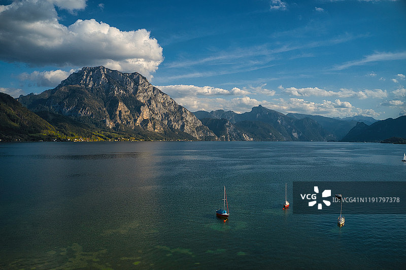 无人机拍摄奥地利上奥地利湖上的游艇图片素材