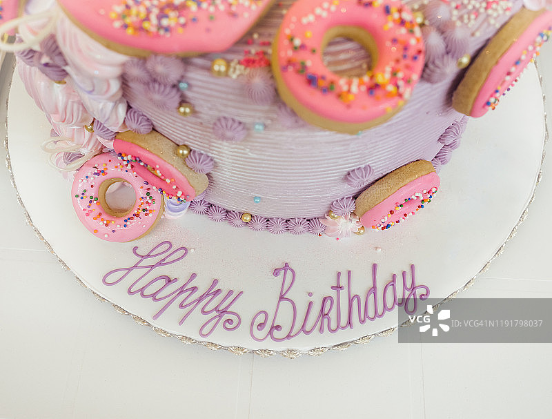 紫色和粉色甜甜圈装饰生日蛋糕图片素材