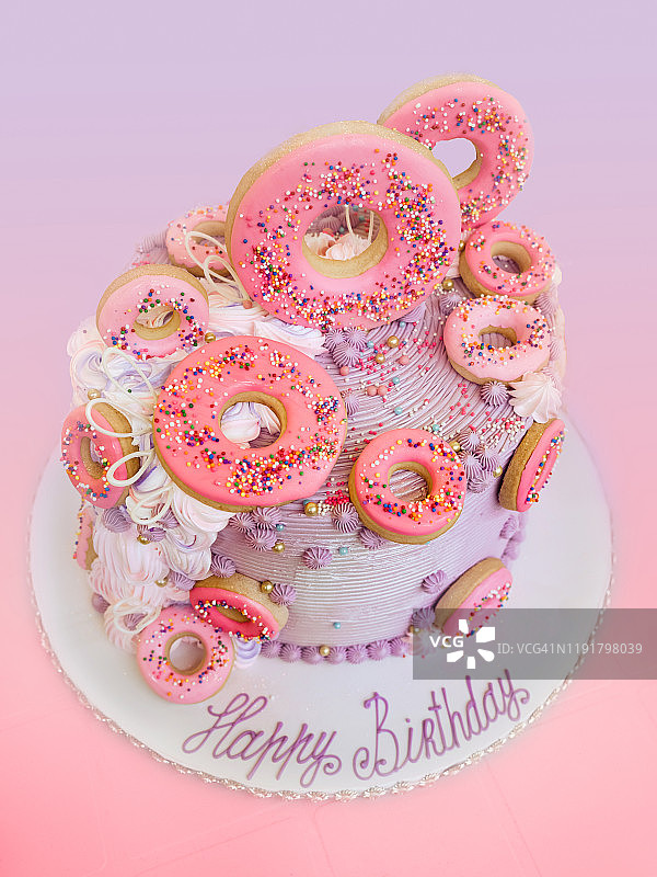 紫色和粉色甜甜圈装饰生日蛋糕图片素材