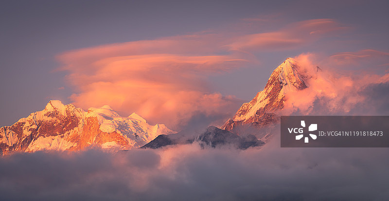 尼泊尔博卡拉的安娜普尔纳日落图片素材