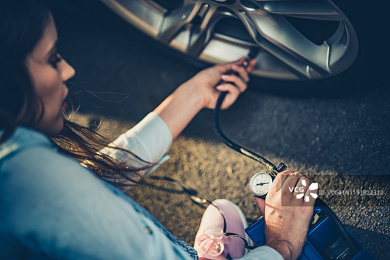 测量汽车轮胎压力图片素材